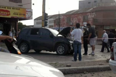 Un camioneta se estrelló contra un poste de luz y lo dejó inclinado