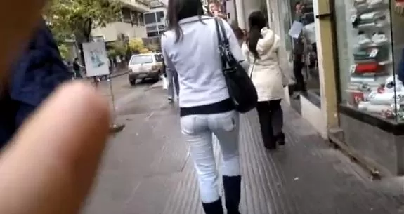 EN LA MIRA. El intrépido camarógrafo camina las calles en busca de mujeres con buenas posteriores. CAPTURA DE VIDEO