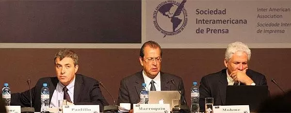 EXPLICACIONES. Paolillo (izquierda) dijo que la misión de la SIP no viene a defender los negocios de Clarín. FOTO TOMADA DE INFOBAE.COM