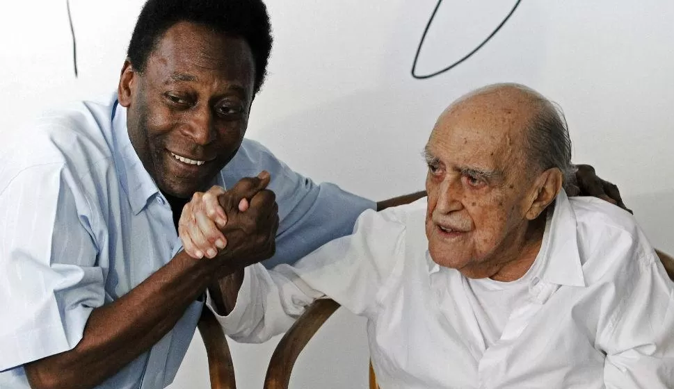 DOS LEYENDAS. Pelé y Niemeyer, durante el anuncio del proyecto para el Museo Pelé, en la ciudad de Santos. REUTERS