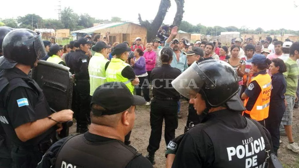 OPERATIVO. La Policía rodea el predio donde se encuentran los manifestantes. LA GACETA / FOTO DE JOSE INESTA