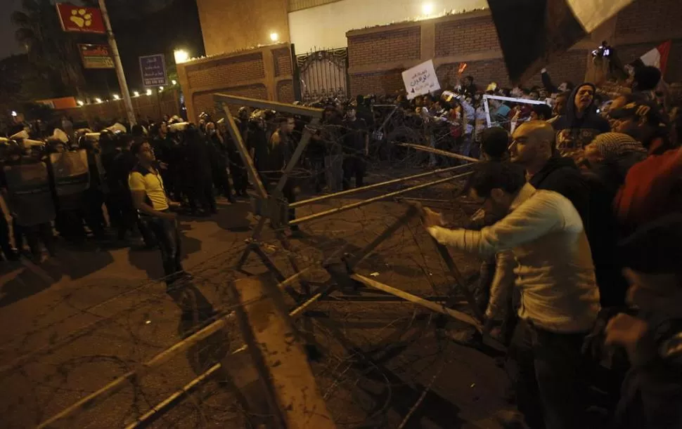 INCIDENTES. Opositores chocaron con la Policía cerca de la sede presidencial. REUTERS