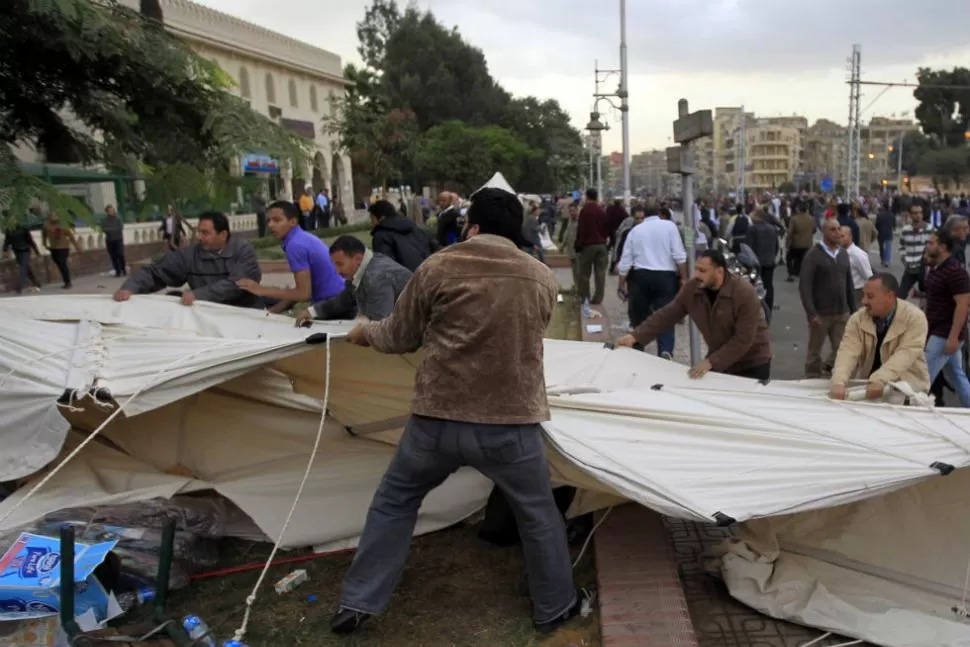 EN EL CAIRO. Seguidores del presidente Mursi tiraron abajo las carpas de protesta de la oposición. REUTERS