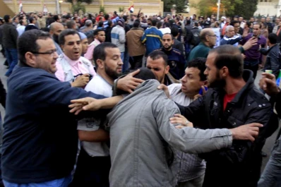 Dos muertos al enfrentarse seguidores y opositores a Mursi