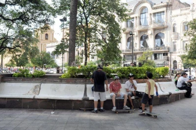 Reinstalaron los bancos que explotaron en la plaza Independencia