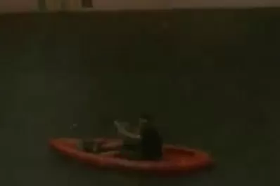 Los inundados de Belgrano salen a pasear en kayak