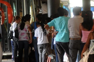 Demoras en los colectivos de larga distancia por una protesta de UTA