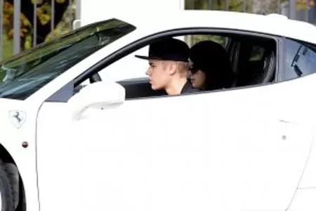 PASEO. Justin Bieber junto a Selena Gomez, a bordo del Ferrari del cantante. FOTO TOMADA DE MTV.CO.UK