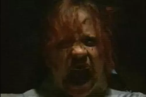 DE TERROR. Una señora enferma se hace pasar por la niña del 'Exorcista'. CAPTURA DE VIDEO