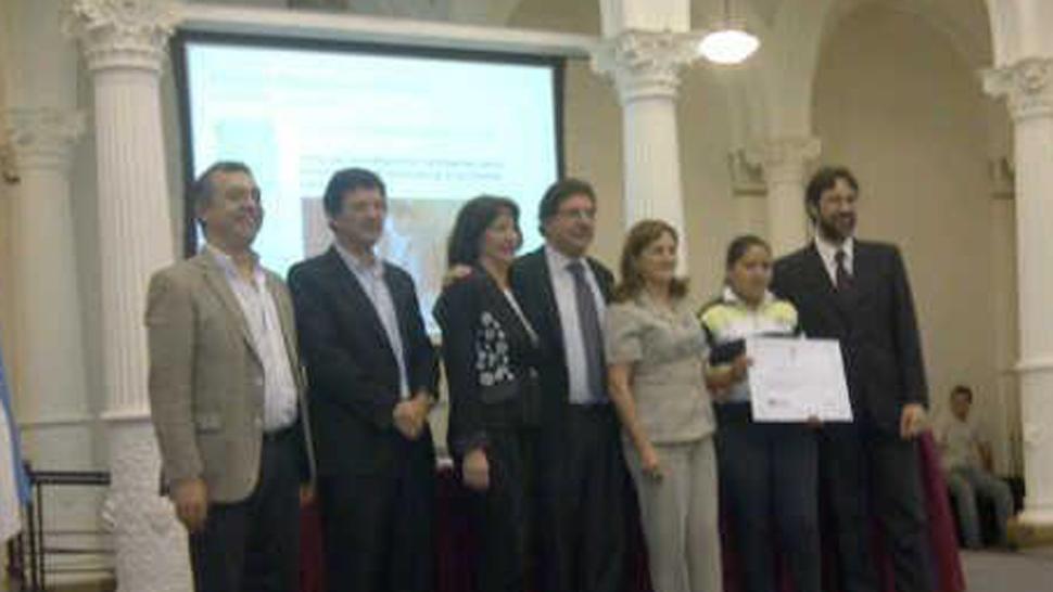 EL PREMIO. La escuela recibió un premio por el programa Escuelas Solidarias 2012. FOTO TOMADA DE FACEBOOK