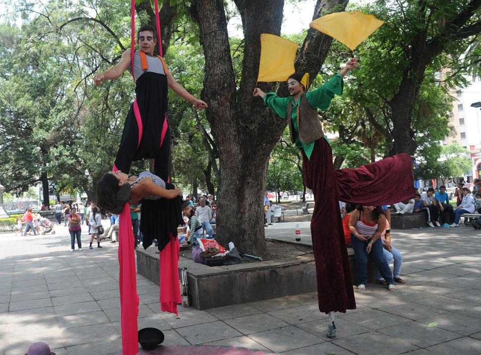 Disfrutá el arte de colgarse de los árboles y hacer de las plazas una