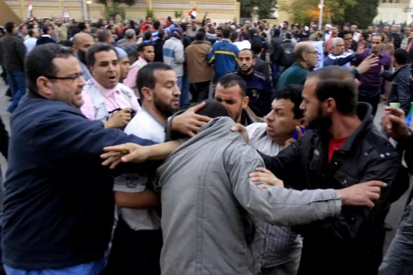 Dos muertos al enfrentarse seguidores y opositores a Mursi