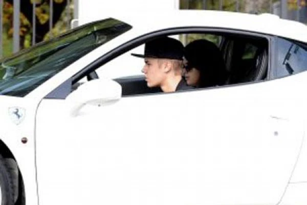 Justin Bieber sacó a pasear a Selena Gomez en su Ferrari