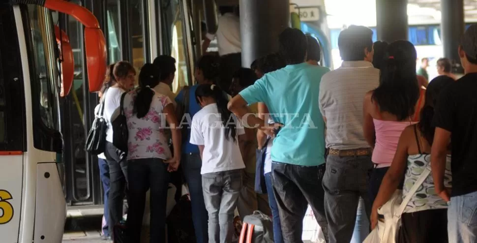 ALGUNAS DEMORAS. Desde el gremio de UTA impidieron salir a los choferes que tenían menos de 12 horas de desacanso. ARCHIVO LA GACETA / FOTO DE INES QUINTEROS ORIO