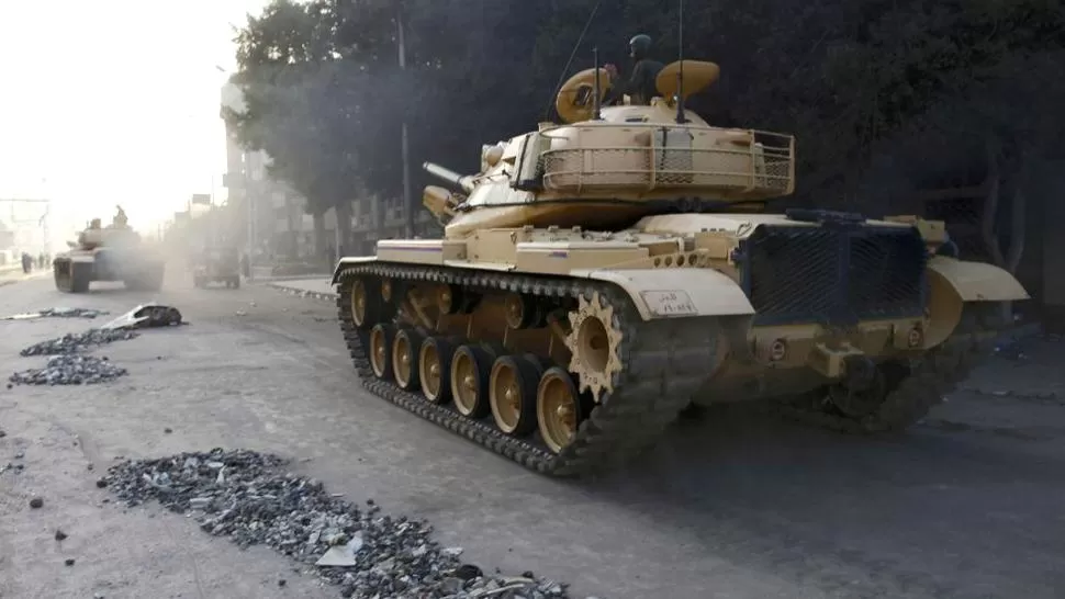 TENSION EN EL CAIRO. Los tanques del ejército egipcio custodian la sede presidencial. AFP