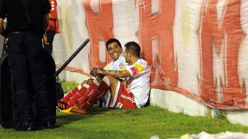 ESPERAN A TALLERES. Balvorín metió anoche el primer gol frente a San Jorge y lo festejó con Molina, que luego hizo dos. LA GACETA / FOTO DE OSVALDO RIPOLL