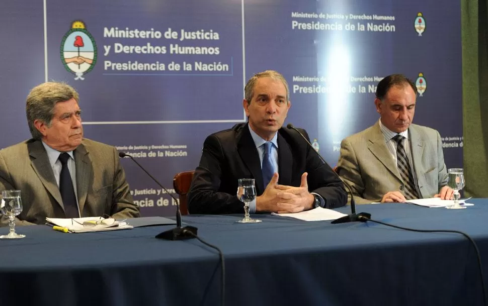 AYER, EN EL MINISTERIO. Alak hizo la denuncia acompañado por el senador K Marcelo Fuentes y por el consejero por el oficialismo, Hernán Ordiales.