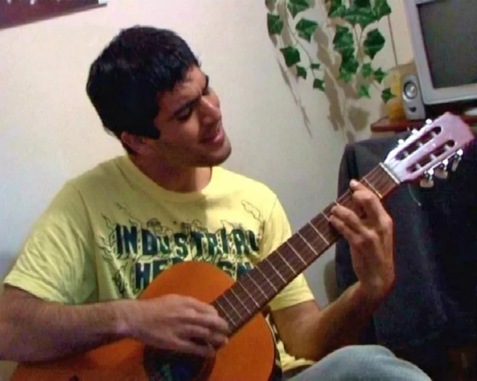 EN LA SUYA. Calgaro cierra los ojos y arranca el punteo con su amiga la guitarra (foto de cuando jugaba en Central). FOTO GENTILEZA DIEGO CALGARO