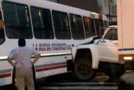 El choque de un colectivo y un camión causó un caos en el tránsito