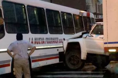 El choque de un colectivo y un camión causó un caos en el tránsito