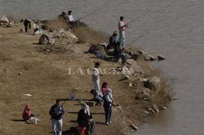 La Angostura está que arde con los pejerreyes