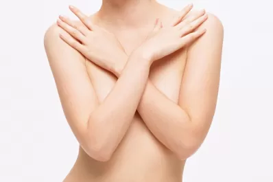 Hugo Chávez prohibió las cirugías estéticas de senos y glúteos