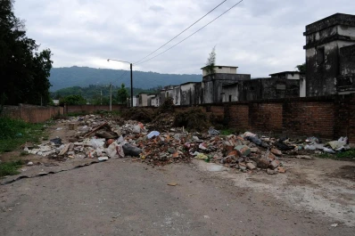 Un basural se esconde detrás del cementerio
