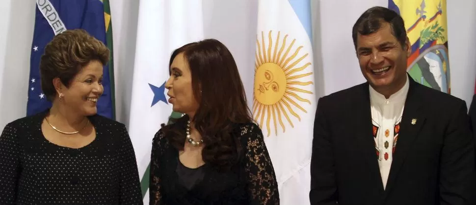 EN BRASILIA. Las presidentas de Brasil y Argentina, y el presidente de Ecuador, en la apertura de la Cumbre. REUTERS