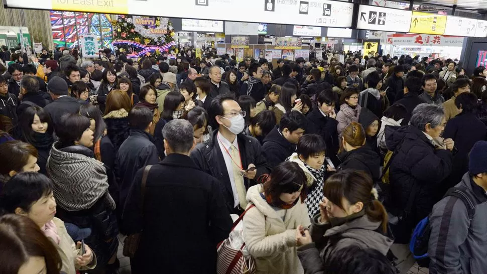 TREMENDO SUSTO. Los pasajeros que esperaban el tren en Tokio sintieron el sacudón del sismo. REUTERS