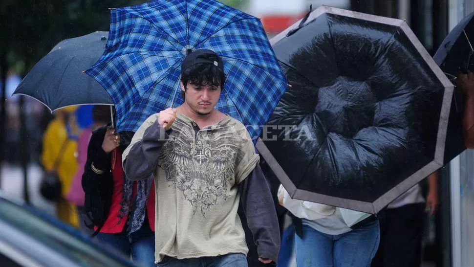 VIENTO TRAMPOSO. Las ráfagas dieron vuelta varios paraguas. LA GACETA/FOTO DE ANALIA JARAMILLO