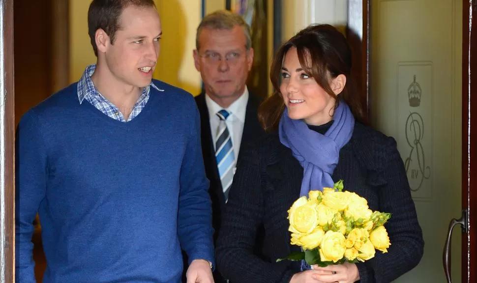 DE ALTA. Kate se reitró ayer del hospital, acompañado por el príncipe William. REUTERS