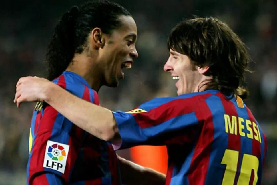 DUPLA GOLEADORA. Ronaldinho apadrinó a Messi en sus comienzos y juntos fueron una delantera letal para Barcelona. 