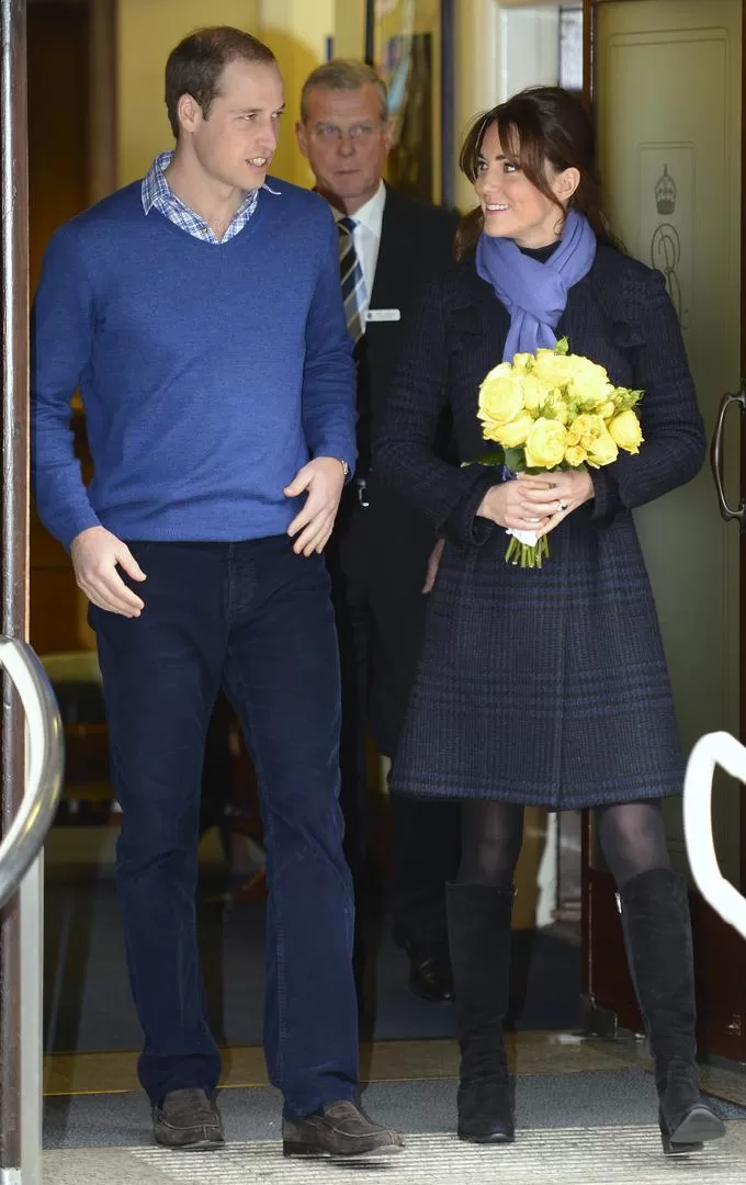 SALIDA. El príncipe Guillermo y Kate se retiran del hospital. REUTERS