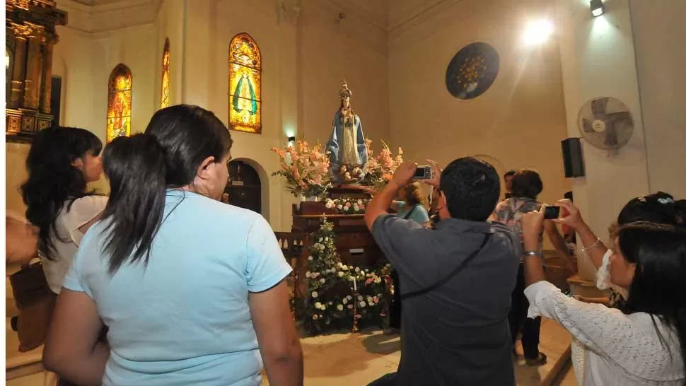 FELIZ DIA, MARIA. Los devotos se acercaron a la imagen de la Virgen. LA GACETA/FOTO DE OSVALDO RIPOLL
