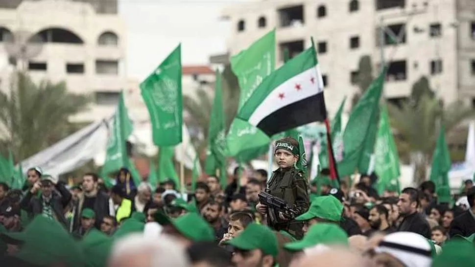 NIÑOS AL FRENTE. Imagen tomada en la celebración del 25 aniversario de la creación de Hamas, en Gaza. FOTO TOMADA DE EFE