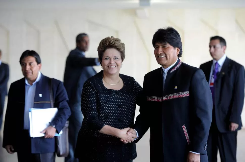 CORDIALIDAD. Morales fue recibido por Rousseff, la mandataria anfitriona. REUTERS