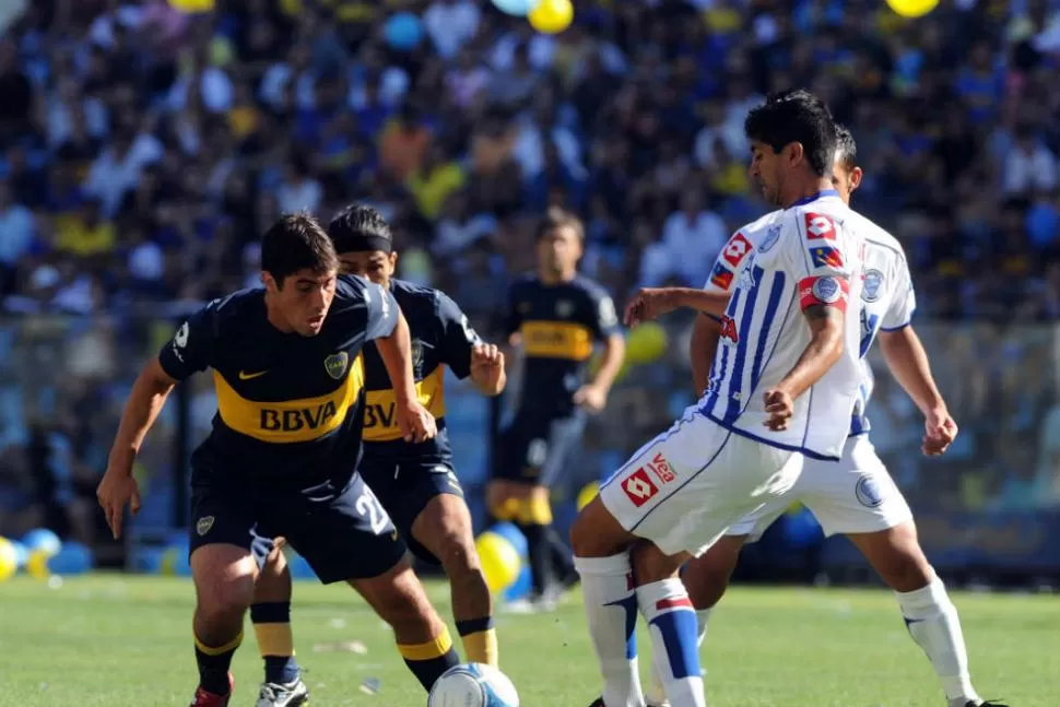 EN ACCION. Boca y Godoy Cruz ya juegan en La Bombonera. Un partido bastante parejo en el primer tiempo, que terminó 0-0. Tarde de muchas emociones en la cancha de Boca. TELAM