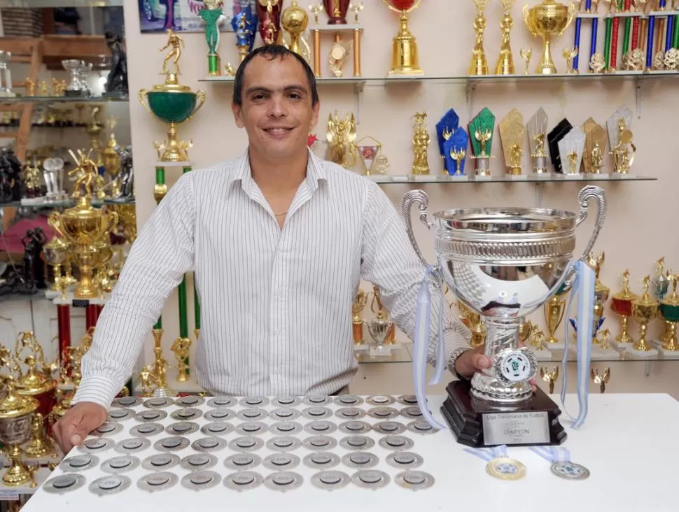 CODICIADO. El presidente de la Liga, Darío Zamoratte, muestra el trofeo y las medallas que recibirán el campeón. También habrá premios para el perdedor. 