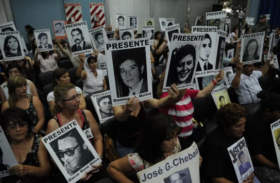 SIEMPRE PRESENTE. En las audiencias del juicio, las fotos de José Chebaia son levantadas en la primera fila de la sala. LA GACETA / FOTO DE FRANCO VERA (ARCHIVO)