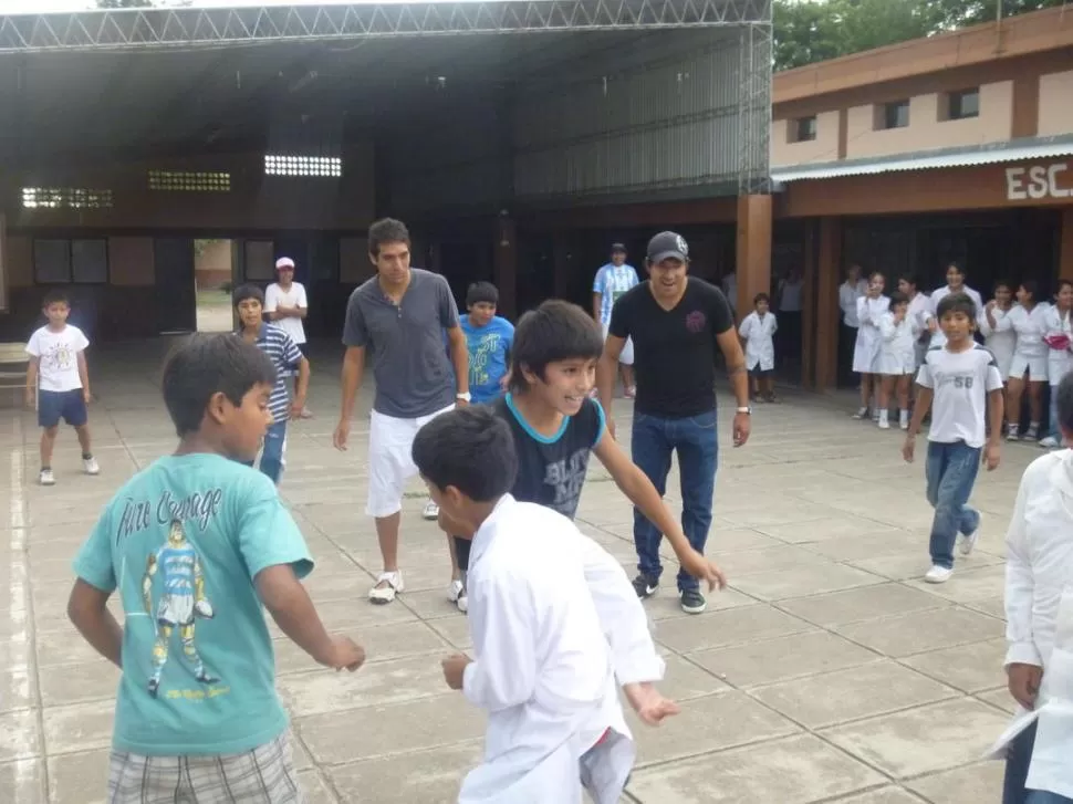 DISTENDIDOS. Los jugadores de los leones disfrutaron junto a los chicos de la escuela 276 San José de Macomitas. 