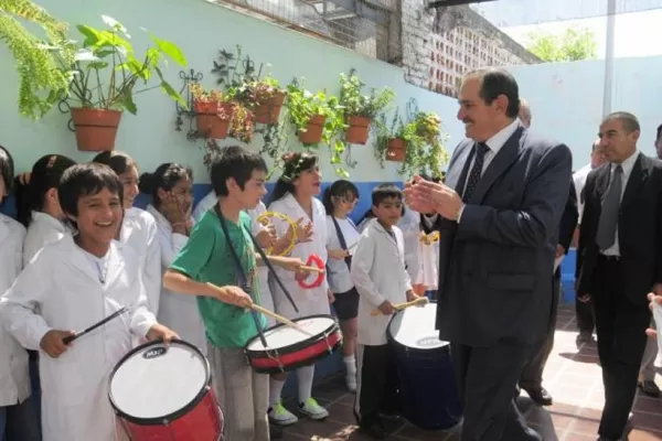 Alperovich parafraseó a Alfonsín para hablar sobre la democracia