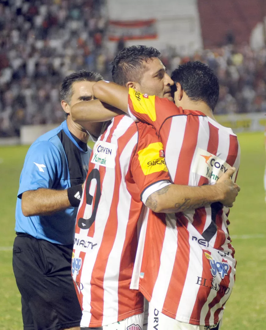 SIEMPRE DICE PRESENTE. Gustavo Balvorín ya convirtió el gol de la victoria y lo festeja abrazado con Héctor López LA GACETA / FOTO DE ENRIQUE GALíNDEZ