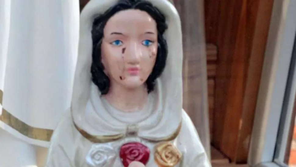 MARIA ROSA MISTICA. Los fieles afirman que la Virgen lloró sangre dos veces durante una tarde. FOTO TOMADA DE LACAPITAL.COM.AR