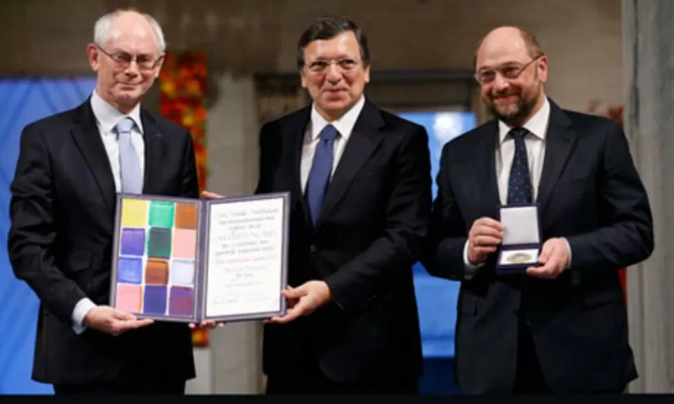 GALARDON. El presidente del Consejo Europeo, Van Rompuy; el de la Comisión Europea; Durao Barroso; y el del Parlamento Europeo, Schulz; recibieron el premio. REUTERS 