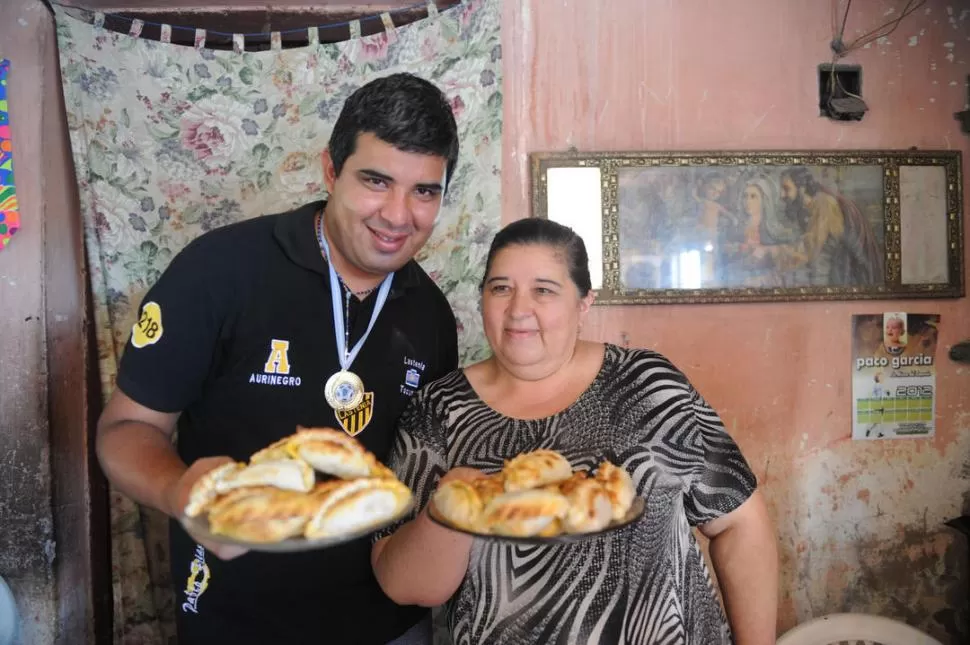 LISTO PARA CONQUISTAR EL MUNDO. Sergio Lobo con las empanadas que prepara su madre Patricia que son conocidas en todo el ambiente futbolístico. Su mamá las vendía para ayudarlo a estudiar. 