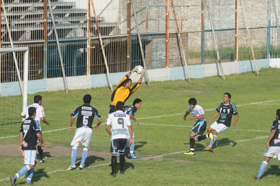 GANÓ EN LO ALTO. El arquerp Carlos Porven agarra la pelota, ante la presencia de Leguizamón de Sportivo Fernández. 