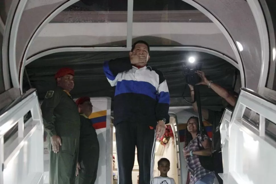DESPEDIDA. Chávez saluda antes de partir desde el aeropuerto de Caracas. REUTERS