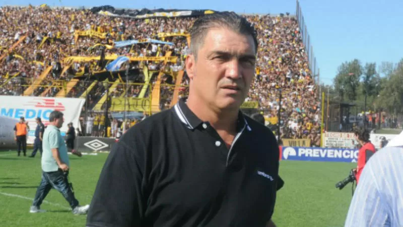 ETERNO. Giunta dirige a Almirante Brown desde hace siete años.