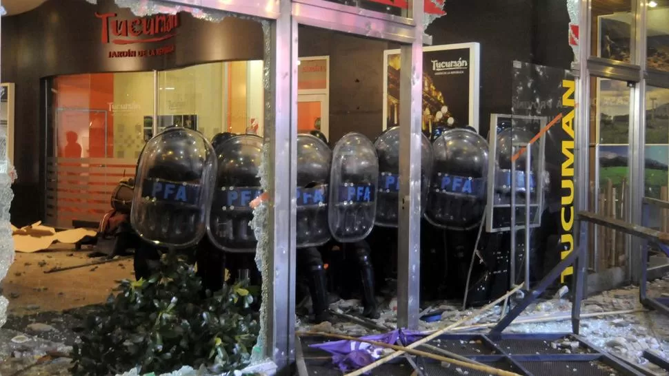 EL SALDO. Los manifestantes destruyeron los vidrios de la Casa de Tucumán. DyN