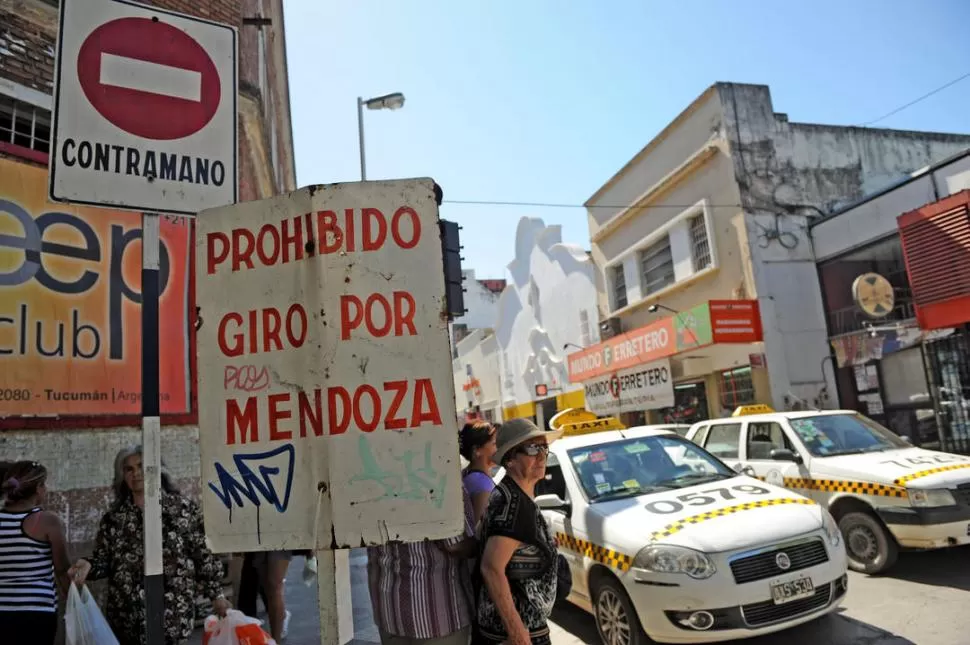 SALTA Y MENDOZA. Los carteles se instalaron en 2011, cuando cambió de mano Mendoza al 800. LA GACETA / FOTO DE FRANCO VERA